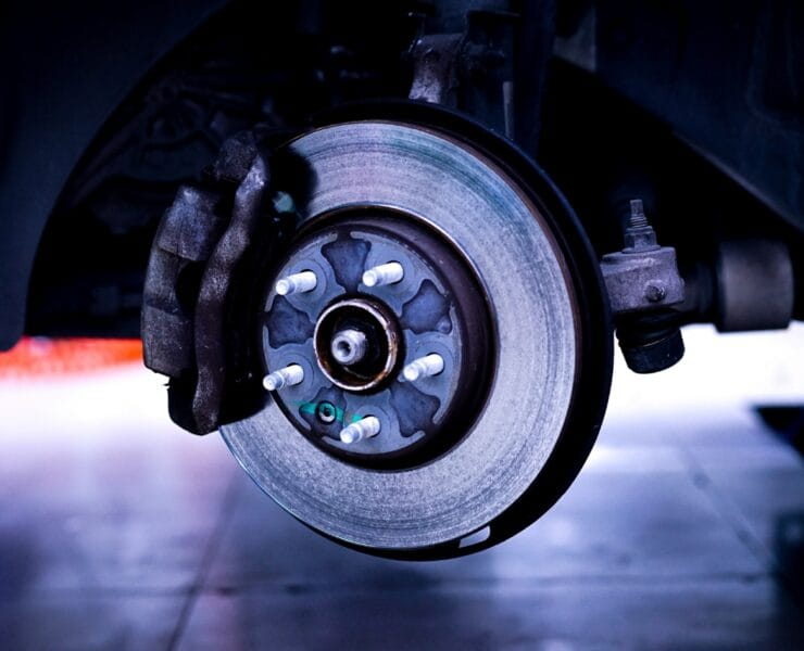 Zapowietrzone hamulce objawy: Jak rozpoznać i naprawić problem